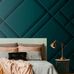 Интерьер голландской спальни с панно бирюзового цвета с геометрическим узором в стиле ар деко